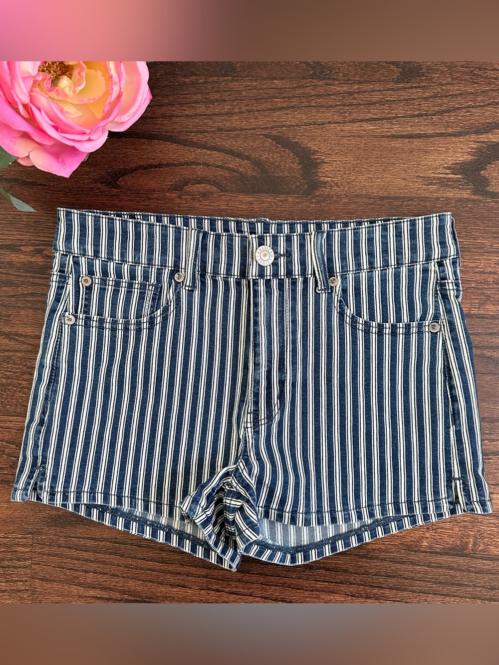 American Eagle Outfitters Hi-Rise Shortie in size 8
